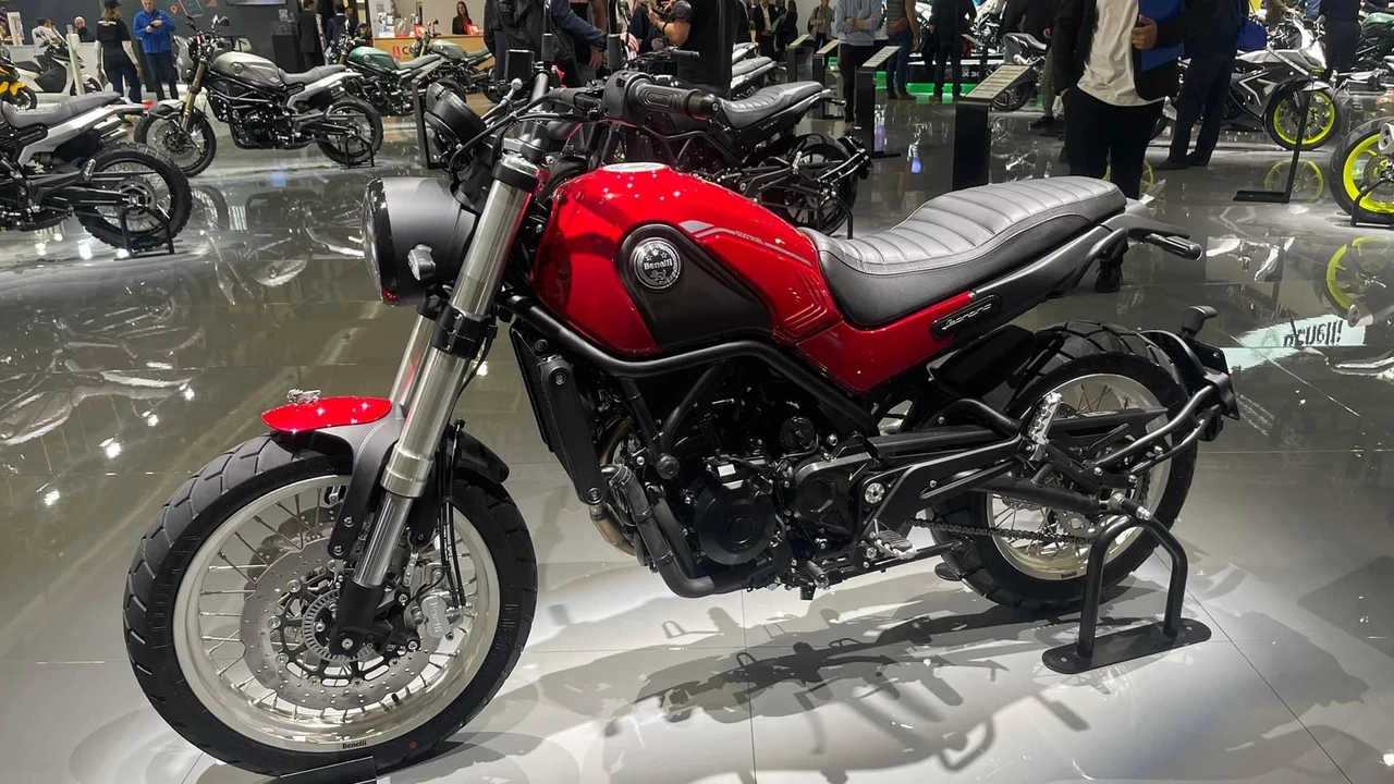 Benelli Leoncino 250 Italian Red Scrambler Exhibition Profile