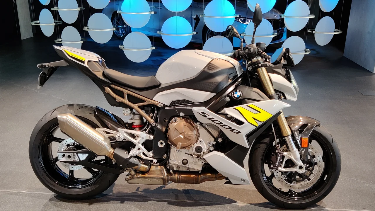 2026 BMW S1000R Roadster Motorcycle with Dual-Flow LED Headlamp and Cast Aluminum Wheels