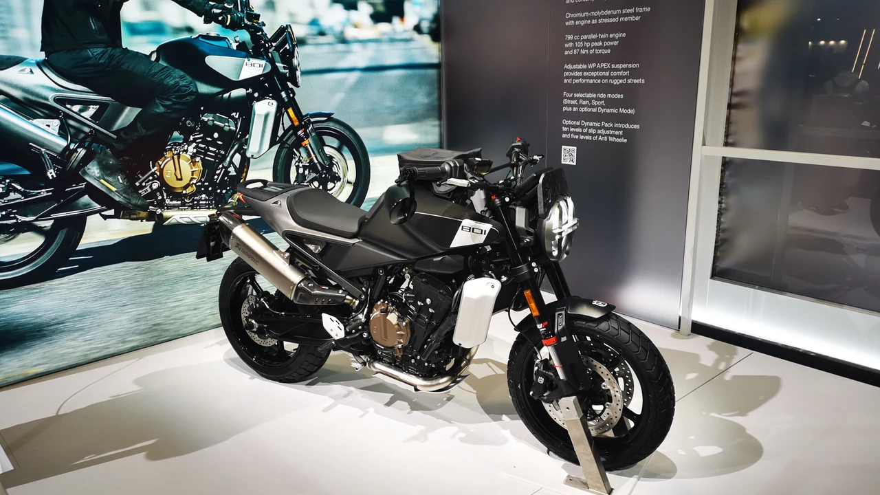2026 Husqvarna Svartpilen 801 Middleweight Street Scrambler in Dark Matte Finish