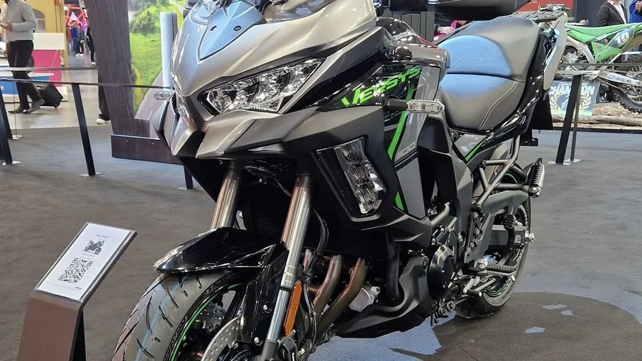 2026 Kawasaki Versys 1100 SE Motorcycle with Emerald Blazed Green Bodywork, Panniers and Tall Windscreen