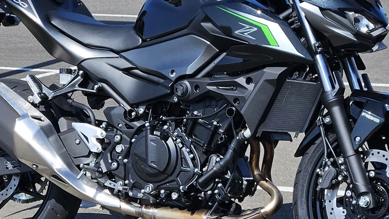 Kawasaki Z500 Metallic Spark Black and Lime Green Naked Streetfighter Profile